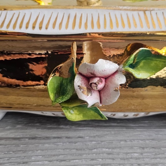 Vintage Gorgeous Hard To Find Gold and Floral Trinket Box Made In Italy - Picture 10 of 14